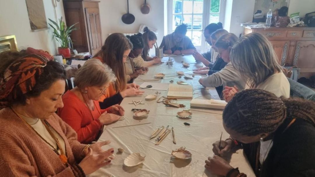 Confection de divers objets dans le salin du Moulin