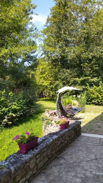 Petit pont et balançoire au bord du clain