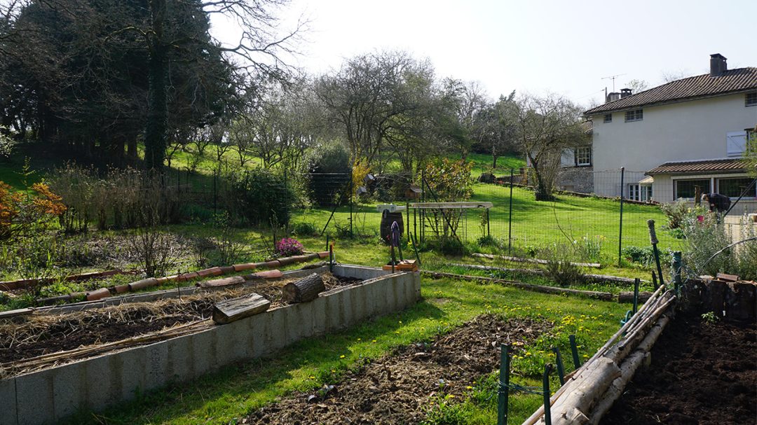 Vue du jardin arrière dédié à la permaculture