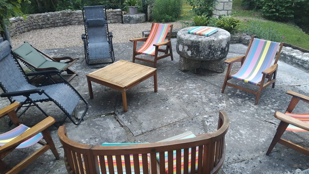 Chaises longues sur terrasse au bord du Clain